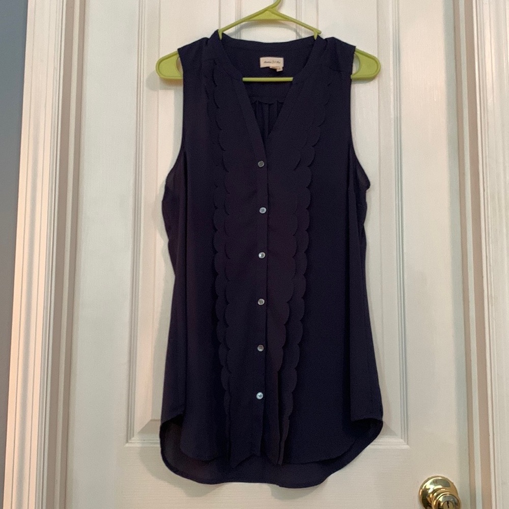 Anthropologie adorable Navy Vneck Sleeveless Tank with Scallop Detailing